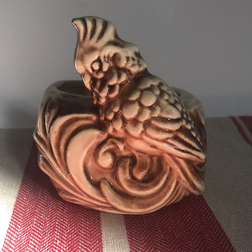 Small vintage Shawnee USA parrot bird planter.